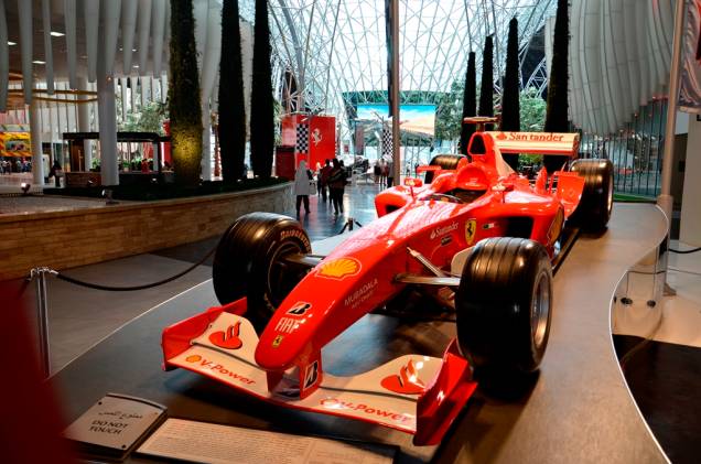 No parque de diverões Ferrari World, é possível conhecer a história da marca, da escuderia de Fórmula 1 e curtir a montanha-russa mais veloz do planeta: os carrinhos chegam a 240 km/h em menos de cinco minutos No parque de diverões Ferrari World, é possível conhecer a história da marca, da escuderia de Fórmula 1 e curtir a montanha-russa mais veloz do planeta: os carrinhos chegam a 240 km/h em menos de cinco minutos