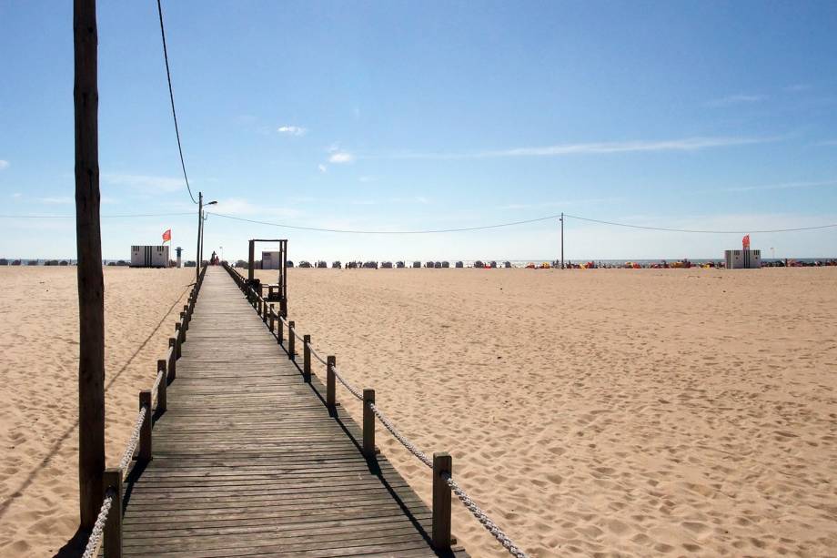 Também na costa, Figueira da Foz tem ares de férias. A faixa de areia que divide a orla urbana do mar é tão larga que de alguns pontos mais próximos da rua não se vê o mar. Passarelas de madeira, pistas de caminhada, "casas de banho" e quiosques de madeira colorida dividem esse enorme espaço e são o charme da praia de Figueira da Foz. Se o plano é dormir por lá, vale conhecer o cassino da cidade, que também é ícone.  <em><a href="https://www.booking.com/searchresults.pt-br.html?aid=332455&sid=605c56653290b80351df808102ac423d&sb=1&src=searchresults&src_elem=sb&error_url=https%3A%2F%2Fwww.booking.com%2Fsearchresults.pt-br.html%3Faid%3D332455%3Bsid%3D605c56653290b80351df808102ac423d%3Bcity%3D-2157508%3Bclass_interval%3D1%3Bdest_id%3D-2159606%3Bdest_type%3Dcity%3Bdtdisc%3D0%3Bfrom_sf%3D1%3Bgroup_adults%3D2%3Bgroup_children%3D0%3Binac%3D0%3Bindex_postcard%3D0%3Blabel_click%3Dundef%3Bno_rooms%3D1%3Boffset%3D0%3Bpostcard%3D0%3Braw_dest_type%3Dcity%3Broom1%3DA%252CA%3Bsb_price_type%3Dtotal%3Bsearch_selected%3D1%3Bsrc%3Dsearchresults%3Bsrc_elem%3Dsb%3Bss%3DBatalha%252C%2520Regi%25C3%25A3o%2520do%2520Centro%252C%2520Portugal%3Bss_all%3D0%3Bss_raw%3DBatalha%3Bssb%3Dempty%3Bsshis%3D0%3Bssne_untouched%3DAlcoba%25C3%25A7a%26%3B&ss=Figueira+da+Foz%2C+Regi%C3%A3o+do+Centro%2C+Portugal&ssne=Batalha&ssne_untouched=Batalha&city=-2159606&checkin_monthday=&checkin_month=&checkin_year=&checkout_monthday=&checkout_month=&checkout_year=&group_adults=2&group_children=0&no_rooms=1&from_sf=1&ss_raw=Figueira+da+Foz&ac_position=0&ac_langcode=xb&dest_id=-2165382&dest_type=city&place_id_lat=40.14828&place_id_lon=-8.85539&search_pageview_id=b7ae7c81fd6f007d&search_selected=true&search_pageview_id=b7ae7c81fd6f007d&ac_suggestion_list_length=5&ac_suggestion_theme_list_length=0" target="_blank" rel="noopener">Busque hospedagens em Figueira da Foz</a></em>