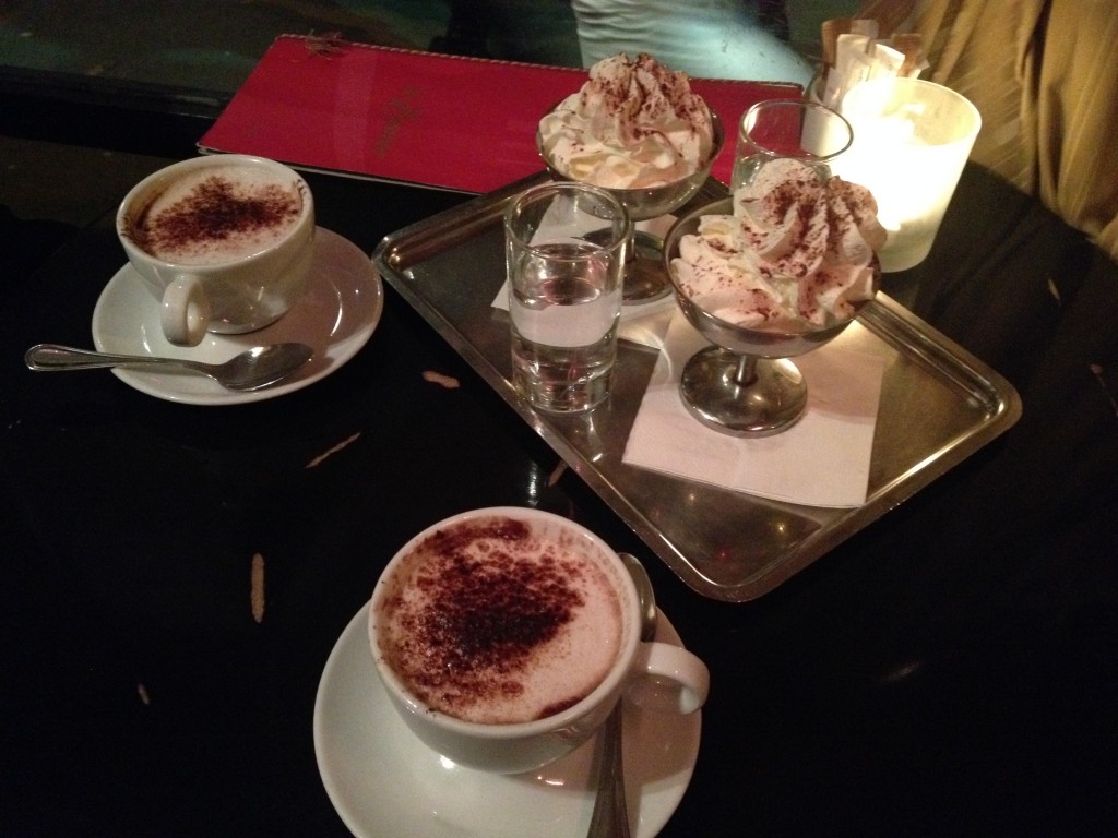 Chocolate quente del&iacute;cia do Le Zimmer: o chantilly &eacute; uma perdi&ccedil;&atilde;o mas ainda prefiro o do Angelina aqui embaixo