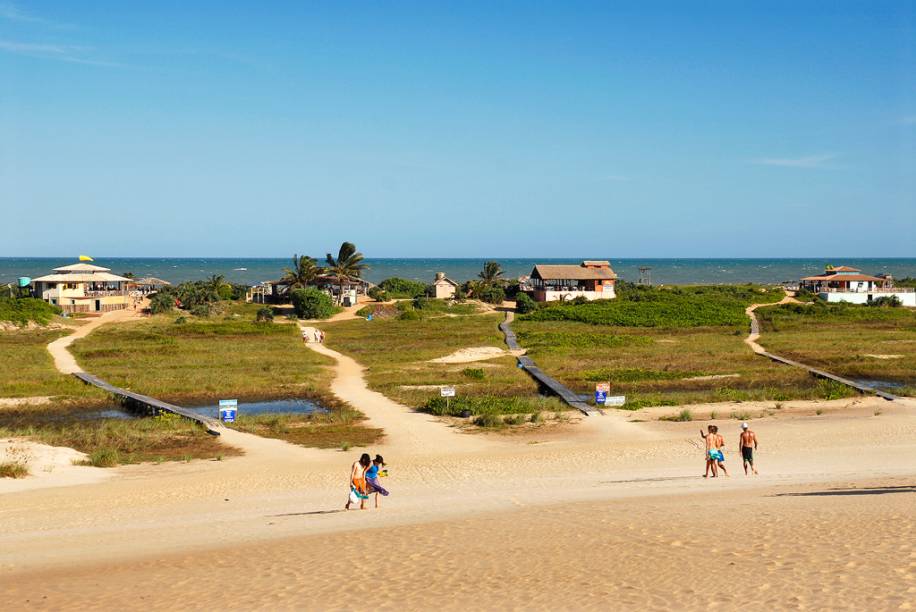 Com dunas de até 30m de altura e praias selvagens, Itaúnas se transforma durante a temporada: vira território de jovens, que varam a noite dançando forró como se não houvesse amanhã Com dunas de até 30m de altura e praias selvagens, Itaúnas se transforma durante a temporada: vira território de jovens, que varam a noite dançando forró como se não houvesse amanhã