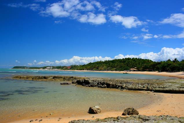 Quem está com pouco tempo pode conhecer a Praia do Espelho em um dia, mas é bom chegar cedo, pois a partir das 16h o sol vai embora por trás da falésia Quem está com pouco tempo pode conhecer a Praia do Espelho em um dia, mas é bom chegar cedo, pois a partir das 16h o sol vai embora por trás da falésia
