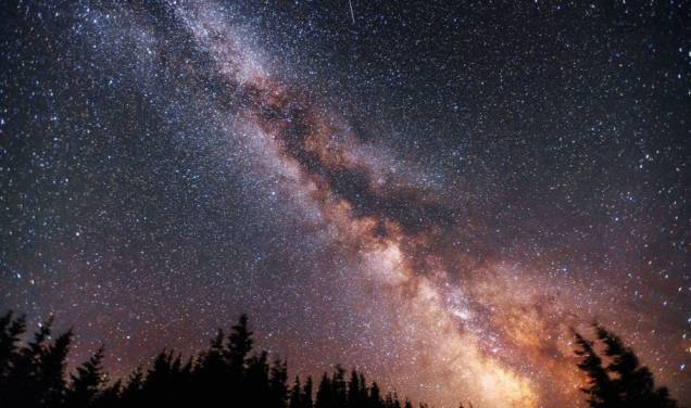 <strong>7. Galloway Forest Park, <a href="https://viajeaqui.abril.com.br/paises/escocia" rel="Escócia" target="_blank">Escócia</a></strong>O Galloway Forest Park foi o primeiro parque no Reino Unido a alcançar o status de Dark Sky Park em 2009. Aventure-se pelas colinas escocesas mais altas - situadas em algumas das mais remotas florestas - para observar a Nebulosa da Cabeça de Cavalo, as luas de Júpiter e os anéis de Saturno entre outras 7 mil estrelas e constelações difíceis de serem vistas regularmente. No Dark Sky Observatory, você irá encontrar um telhado de cúpula retrátil. Lá, astrônomos amadores são bem-vindos para testar os telescópios Dall-Kirkham e Schmidt-Cassegrain <strong>7. Galloway Forest Park, <a href="https://viajeaqui.abril.com.br/paises/escocia" rel="Escócia" target="_blank">Escócia</a></strong>O Galloway Forest Park foi o primeiro parque no Reino Unido a alcançar o status de Dark Sky Park em 2009. Aventure-se pelas colinas escocesas mais altas - situadas em algumas das mais remotas florestas - para observar a Nebulosa da Cabeça de Cavalo, as luas de Júpiter e os anéis de Saturno entre outras 7 mil estrelas e constelações difíceis de serem vistas regularmente. No Dark Sky Observatory, você irá encontrar um telhado de cúpula retrátil. Lá, astrônomos amadores são bem-vindos para testar os telescópios Dall-Kirkham e Schmidt-Cassegrain