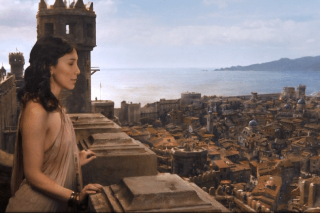 Há vários lugares no país que serviram de <a href="https://www.kingslandingdubrovnik.com/game-of-thrones-tours" target="_blank">cenário para GoT</a>, que recebeu duas indicações para o Globo de Ouro, entre elas a de Melhor Série Dramática. Em Dubrovnik, por exemplo, você pode visitar o Forte Lovrijenac (na foto), onde foram gravadas algumas cenas da Fortaleza Vermelha, desvendar a Torre Minceta, onde Khaleesi procura seus dragões, e subir a escadaria barroca que leva à Igreja de São Inácio de Loyola, onde foi gravada a Caminhada da Vergonha, da Cersei Lannister. Pegue o seu <a href="https://play.google.com/store/apps/details?id=nl.fratelli.shame" target="_blank">sino</a> e repita comigo: Shame! Shame! Shame! Há vários lugares no país que serviram de <a href="https://www.kingslandingdubrovnik.com/game-of-thrones-tours" target="_blank">cenário para GoT</a>, que recebeu duas indicações para o Globo de Ouro, entre elas a de Melhor Série Dramática. Em Dubrovnik, por exemplo, você pode visitar o Forte Lovrijenac (na foto), onde foram gravadas algumas cenas da Fortaleza Vermelha, desvendar a Torre Minceta, onde Khaleesi procura seus dragões, e subir a escadaria barroca que leva à Igreja de São Inácio de Loyola, onde foi gravada a Caminhada da Vergonha, da Cersei Lannister. Pegue o seu <a href="https://play.google.com/store/apps/details?id=nl.fratelli.shame" target="_blank">sino</a> e repita comigo: Shame! Shame! Shame!