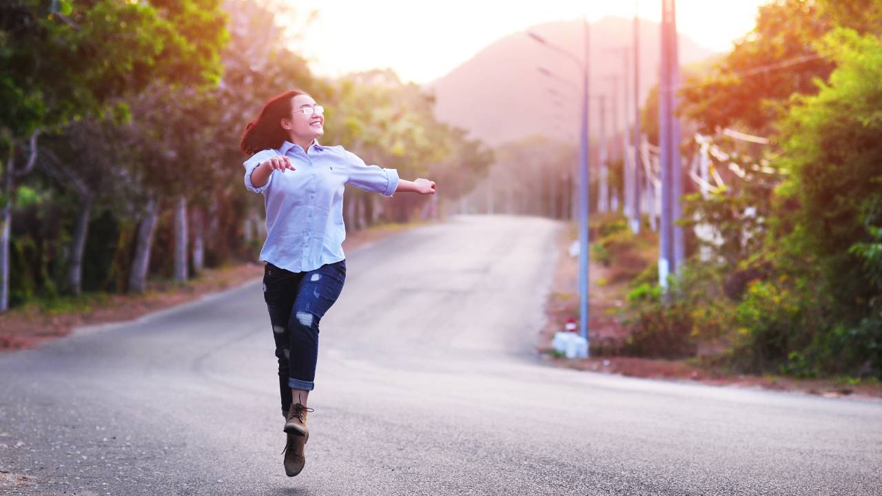 Garota dança estrada férias