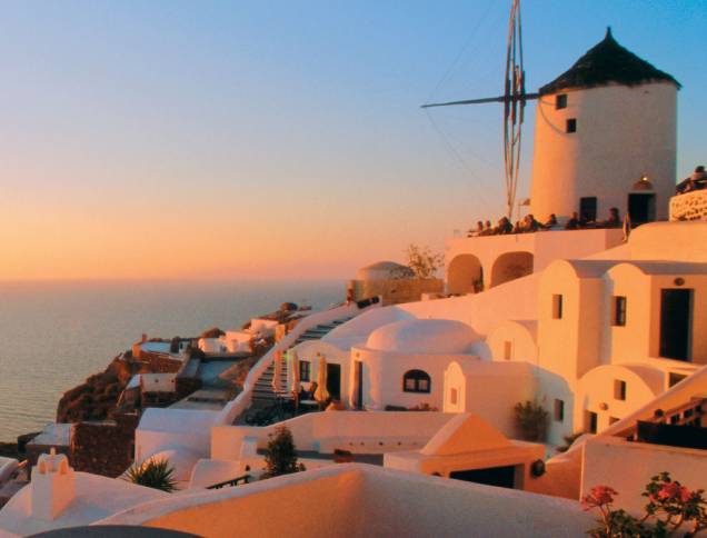 O sol busca seu lugar no mar Egeu, no ladinho de Oia, em Santorini, na Grécia O sol busca seu lugar no mar Egeu, no ladinho de Oia, em Santorini, na Grécia