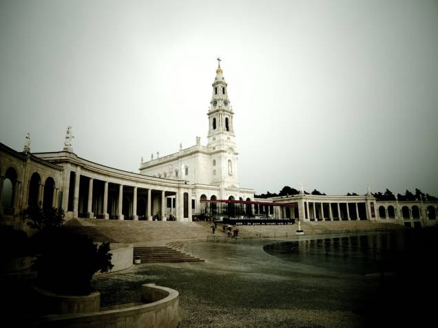 As construções de Fátima são relativamente novas - o Santuário, com seus complexos, foi erguido depois da aparição da Virgem Maria às crianças que viviam por ali, numa área que antes era rural As construções de Fátima são relativamente novas - o Santuário, com seus complexos, foi erguido depois da aparição da Virgem Maria às crianças que viviam por ali, numa área que antes era rural