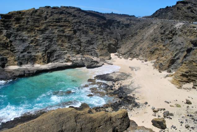 O pequeno trecho litorâneo de Halona Cove atrai turistas e locais com sua atmosfera tranquila, de mar calmo e ideal para mergulhos. O acesso complexo, feito em grande parte a partir de escaladas, é compensado com uma visão privilegiada O pequeno trecho litorâneo de Halona Cove atrai turistas e locais com sua atmosfera tranquila, de mar calmo e ideal para mergulhos. O acesso complexo, feito em grande parte a partir de escaladas, é compensado com uma visão privilegiada