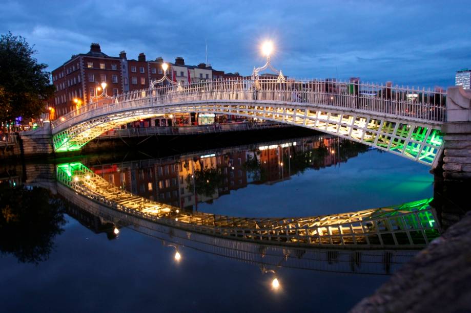 Em substituição às barcaças que faziam a travessia do rio Liffey foi construída uma ponte e, para cruzá-la, cobrava-se uma moeda meio penny ou half penny. O nome pegou e foi até rebatizado quando o pedágio aumentou para 1½ penny. Tornou a Penny HaPenny Bridge