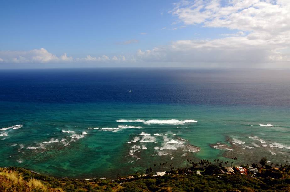 Honolulu, a capital do Havaí, é a síntese perfeita da identidade de seus moradores: receptiva, alegre e cheia de vida. Ao chegar ao local, os turistas são recepcionados com o tradicional colar havaiano 