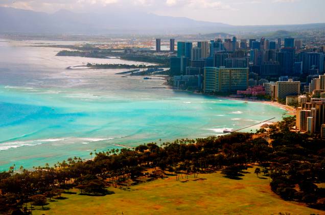 A capital do Havaí tem uma orla urbana, mas é possível fugir dos arranha-céus, resorts e shopping centers e curtir praias preservadas A capital do Havaí tem uma orla urbana, mas é possível fugir dos arranha-céus, resorts e shopping centers e curtir praias preservadas