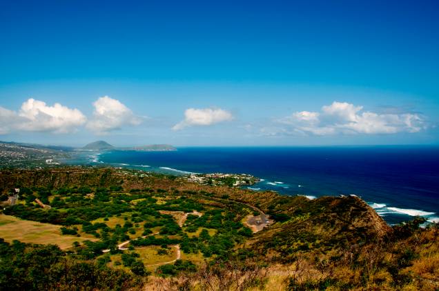 Em Honolulu, vale a pena visitar as belas praias preservadas e ondas perfeitas para a prática do surfe, como as mitológicas Banzai Pipeline, Waimea, Haleiwa e Sunset Beach Em Honolulu, vale a pena visitar as belas praias preservadas e ondas perfeitas para a prática do surfe, como as mitológicas Banzai Pipeline, Waimea, Haleiwa e Sunset Beach