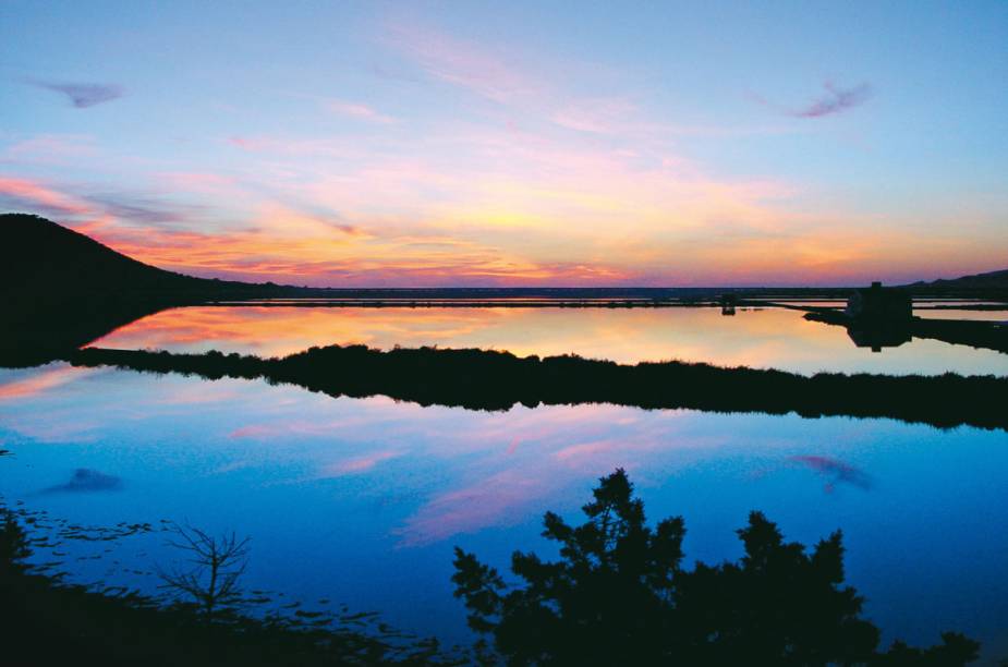 Pôr do sol na praia Ses Salines, na ilha do arquipélago das Ilhas Baleares