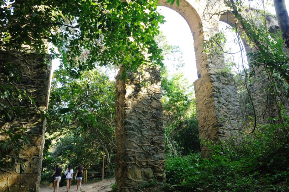 Abandonada no meio da mata, as Ruínas do Aqueduto do Lazareto valem a visita pelo valor histórico e pela beleza da trilha, que inclui passagem por uma pequena cachoeira com poço para banho. O aqueduto abastecia de água o presídio do Lazareto, hoje desativado