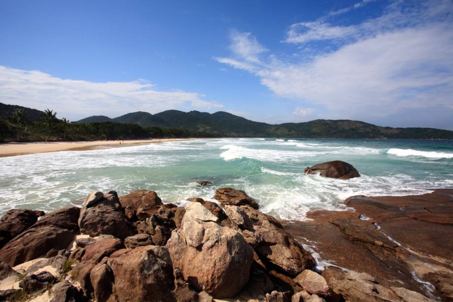 Considerada uma das praias mais bonitas do Brasil, a Lopes Mendes tem areia fina e clara e conta com sombras de amendoeiras