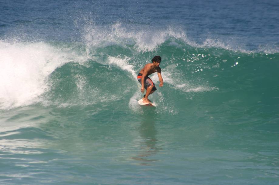 Surfista na Praia de Lopes Mendes, em Ilha Grande