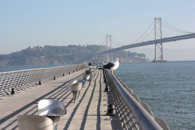 Passarela leva a até um mirante, na costa de San Francisco. Ao fundo, a Bay Bridge Passarela leva a até um mirante, na costa de San Francisco. Ao fundo, a Bay Bridge
