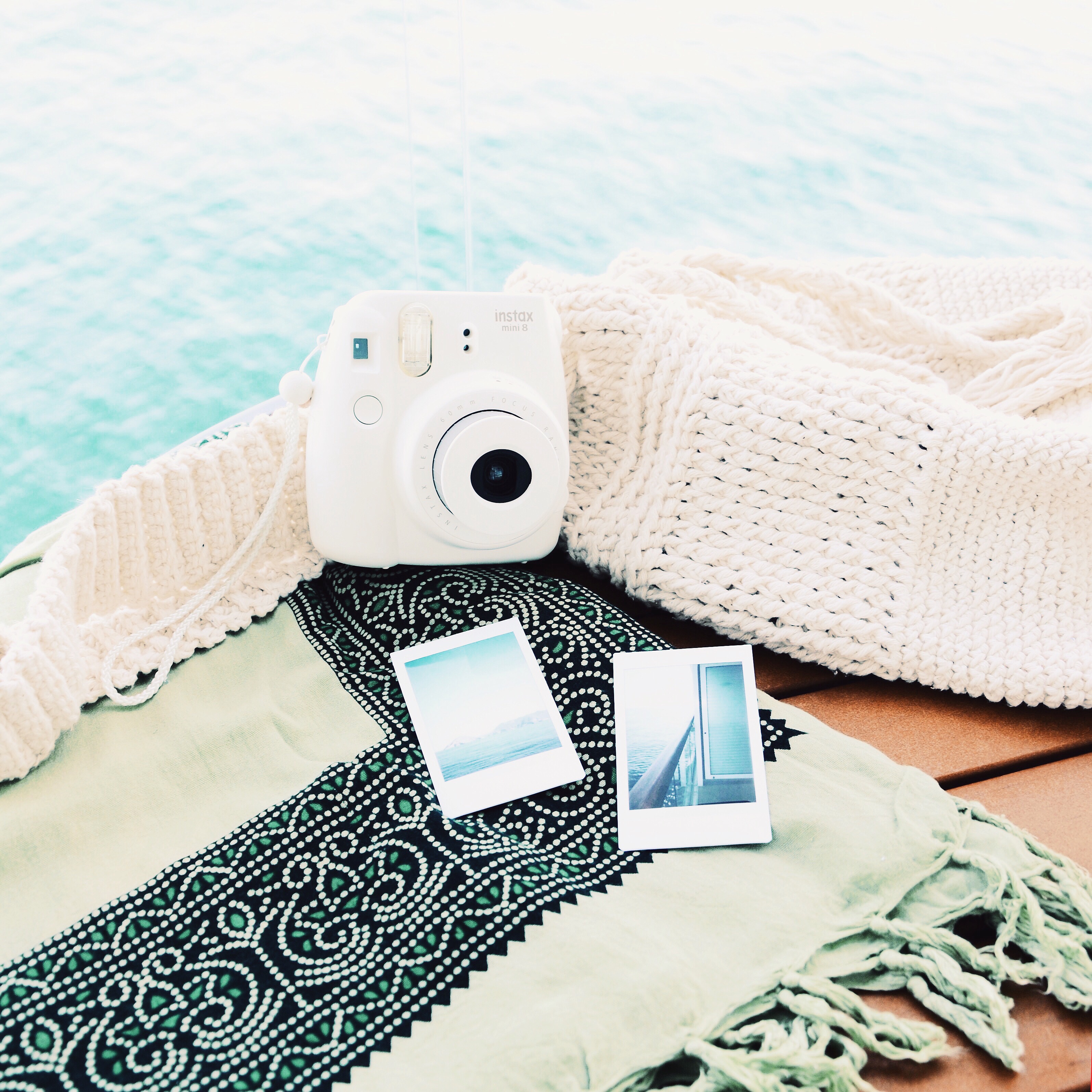 Minha nova aquisi&ccedil;&atilde;o, uma polaroid Fujifilm Instax Mini 8. Comprei no Mercado Livre por R$ 418. Admito que esperava mais da qualidade das imagens, principalmente em quesito luz, mas a c&acirc;mera d&aacute; pra pro gasto (foto: Anna Laura Wolff)