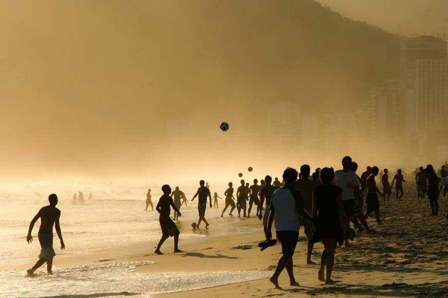 Admirar o astro-rei caindo atrás do Morro Dois Irmãos a partir da orla de Ipanema e Leblon, enquanto as ondas quebram na areia, é uma das atividades que mais fascinantes nativos e turistas da capital fluminense. Os espectadores aplaudem, em uma justa homenagem ao cenário da Cidade Maravilhosa. Se você estiver pelo Rio de Janeiro de passeio ou a trabalho, não perca este momento mágico