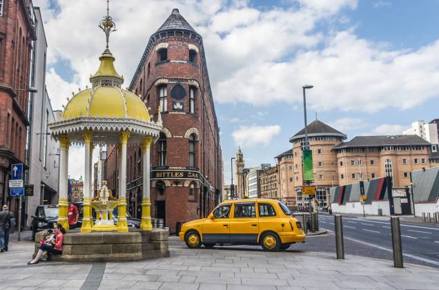 Erguida em frente ao shopping Victoria Square, a Fonte Jaffé é um dos cenários mais icônicos de Belfast. Construída em 1874, ela foi movida para outros pontos da cidade. Restaurada, voltou a ocupar seu local de origem em 2008 Erguida em frente ao shopping Victoria Square, a Fonte Jaffé é um dos cenários mais icônicos de Belfast. Construída em 1874, ela foi movida para outros pontos da cidade. Restaurada, voltou a ocupar seu local de origem em 2008