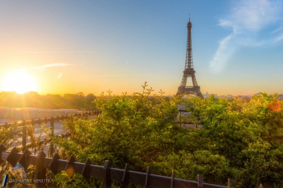 Outra parada obrigatória para quem não quer perder os melhores ângulos da torre. É dos jardins que se tem a mais famosa e tradicional vista da torre. As fotos de lá tem jardins ornamentados por fontes majestosas em primeiro plano, e em segundo a torre com o Rio Sena. Não faltam bons pontos para selfies.