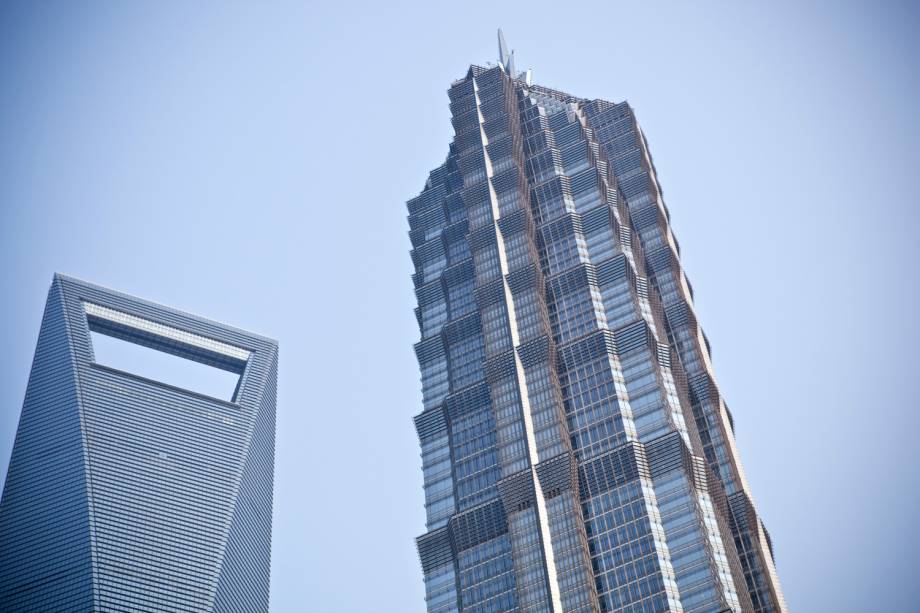 <strong>Jin Mao Tower – Xangai, <a href="https://viajeaqui.abril.com.br/paises/china" rel="China" target="_blank">China</a></strong>    Com 420 metros de altura, a <a href="https://www.jinmao88.com/en/jinmao_edifice.htm" rel="Jin Mao Tower" target="_blank">Jin Mao Tower</a> (na foto, à direita) abriga o hotel Grand Hyatt Shanghai, nos andares 53 a 87, e o Skywalk (a 340 metros de altura), um observatório que oferece vista panorâmica da cidade de Xangai, no 88o. Em 2007, perdeu o posto de mais alta torre da cidade para o Shanghai World Financial Center