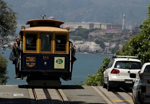 Bondinho funicular de San Francisco, com a ilha de Alcatraz ao fundo Bondinho funicular de San Francisco, com a ilha de Alcatraz ao fundo