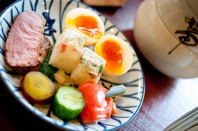 Até um simples brunch em Kyoto pode vir com os preceitos dos banquetes kaiseki Até um simples brunch em Kyoto pode vir com os preceitos dos banquetes kaiseki