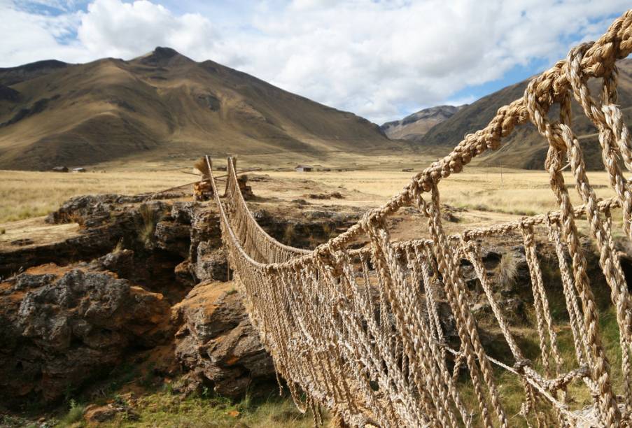 Tecnologia 100% inca, as pontes de cordas antes eram encontradas às dezenas nos vales e ravinas na região de <a href="https://viajeaqui.abril.com.br/cidades/peru-cusco" rel="Cusco">Cusco</a>. Hoje as comunidades locais vêm tentando reviver esta técnica ameaçada, tanto para preservação de sua cultura como por motivos práticas. Na foto, ponte na região de Maragani