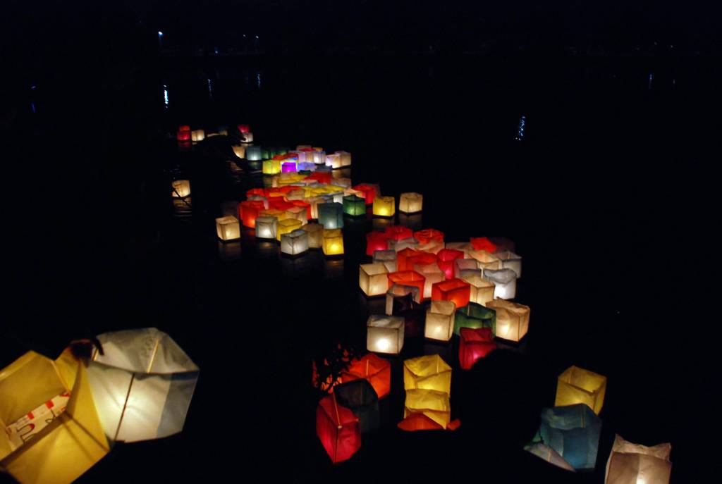 Lanternas tradicionais japonesas, no evento Luzes da Paz - Tooro Nagashi Lanternas tradicionais japonesas, no evento Luzes da Paz - Tooro Nagashi