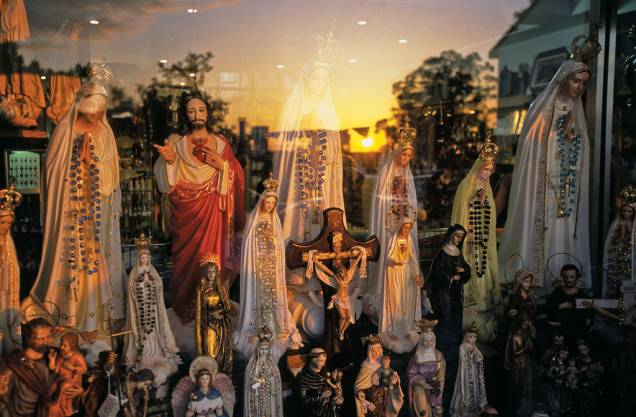 Imagens sacras em loja de Fátima, cidadezinha medieval portuguesa, famosa pelas peregrinações em 13 de maio e de outubro Imagens sacras em loja de Fátima, cidadezinha medieval portuguesa, famosa pelas peregrinações em 13 de maio e de outubro