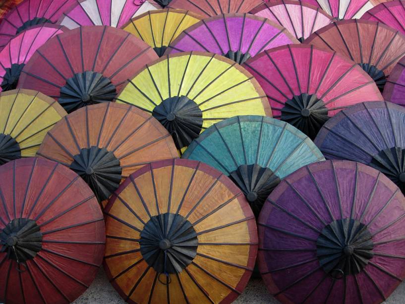 Guarda-sóis no mercado de Luang Prabang Guarda-sóis no mercado de Luang Prabang