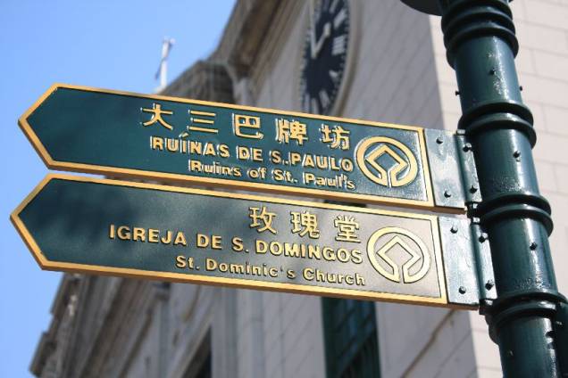 As placas misturando línguas são atrações na região. As placas misturando línguas são atrações na região.