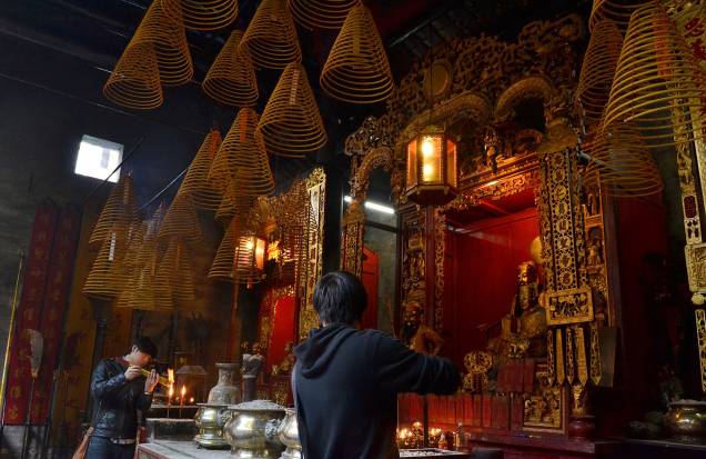 Além da herança portuguesa e dos casinos modernos, Macau tem ainda uma terceira face: a chinesa. A cidade tem inúmeros templos típicos, como o Templo Kuan Tai. Além da herança portuguesa e dos casinos modernos, Macau tem ainda uma terceira face: a chinesa. A cidade tem inúmeros templos típicos, como o Templo Kuan Tai.