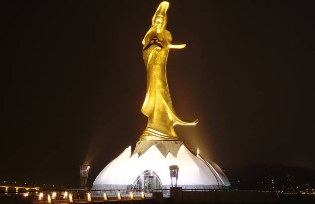 Estátua da deusa da misericórdia, no Templo Kun Iam. Estátua da deusa da misericórdia, no Templo Kun Iam.