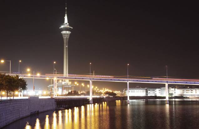 Com 338 metros de altura, a Macau Tower oferece a melhor vista da cidade. O observatório no topo oferece, além de vistas panorâmicas, restaurantes, cinema, shoppings, a famosa Skywalk X (uma passarela que dá a volta na torre) e o bungee jumping mais alto do mundo (com 233 metros!). Com 338 metros de altura, a Macau Tower oferece a melhor vista da cidade. O observatório no topo oferece, além de vistas panorâmicas, restaurantes, cinema, shoppings, a famosa Skywalk X (uma passarela que dá a volta na torre) e o bungee jumping mais alto do mundo (com 233 metros!).