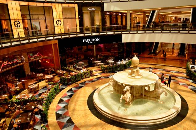 Muito além de um centro de compras, o Mall of the Emirates é um verdadeiro complexo gastronômico e de lazer Muito além de um centro de compras, o Mall of the Emirates é um verdadeiro complexo gastronômico e de lazer