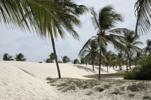 Para chegar à praia, a partir da vila, é preciso atravessar as dunas, a pé ou de bugue Para chegar à praia, a partir da vila, é preciso atravessar as dunas, a pé ou de bugue