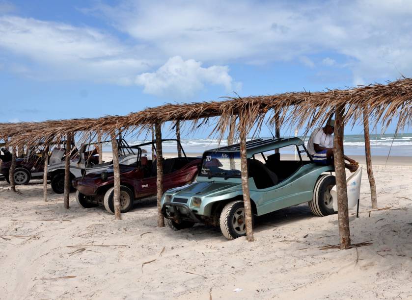 O passeio de bugue mais longo visita as dunas e segue até a Praia de Costa Azul O passeio de bugue mais longo visita as dunas e segue até a Praia de Costa Azul