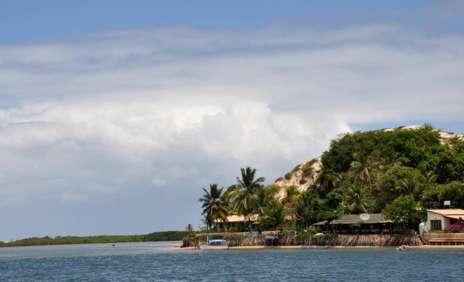 Ao lado da foz do Rio Real, a vila tem, de um lado, praia de água doce e, do outro, as ondas do mar Ao lado da foz do Rio Real, a vila tem, de um lado, praia de água doce e, do outro, as ondas do mar