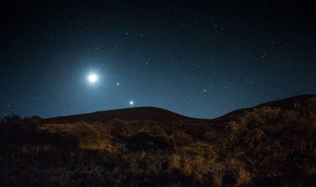 <strong>3. Mauna Kea, <a href="https://viajeaqui.abril.com.br/cidades/estados-unidos-honolulu" rel="Havaí" target="_blank">Havaí</a>, <a href="https://viajeaqui.abril.com.br/paises/estados-unidos" rel="Estados Unidos" target="_blank">Estados Unidos</a></strong>        Um sonho para os astrônomos, o Havaí conta com um centro de visitantes localizado a cerca de 2.800 metros acima do nível do mar, no vulcão adormecido Mauna Kea. Ao invadir os níveis quase inexistentes de poluição luminosa, baixa umidade e elevação acima das nuvens, 11 países instalaram 13 telescópios no local. Junte-se a um programa noturno de observação de estrelas que começa com uma exibição de First Light, um documentário sobre a história astronômica do vulcão (das 18h às 22h), ou sente-se em uma das muitas praias de lava (tente o Carlsmith Beach Park em Hilo) para observar a grande variedade de estrelas        <a href="https://viajeaqui.abril.com.br/materias/aloha-cenas-do-havai" rel="Aloha! Fotos das cenas de natureza exuberante do Havaí" target="_blank">+ Aloha! Fotos das cenas de natureza exuberante do Havaí</a> <strong>3. Mauna Kea, <a href="https://viajeaqui.abril.com.br/cidades/estados-unidos-honolulu" rel="Havaí" target="_blank">Havaí</a>, <a href="https://viajeaqui.abril.com.br/paises/estados-unidos" rel="Estados Unidos" target="_blank">Estados Unidos</a></strong>        Um sonho para os astrônomos, o Havaí conta com um centro de visitantes localizado a cerca de 2.800 metros acima do nível do mar, no vulcão adormecido Mauna Kea. Ao invadir os níveis quase inexistentes de poluição luminosa, baixa umidade e elevação acima das nuvens, 11 países instalaram 13 telescópios no local. Junte-se a um programa noturno de observação de estrelas que começa com uma exibição de First Light, um documentário sobre a história astronômica do vulcão (das 18h às 22h), ou sente-se em uma das muitas praias de lava (tente o Carlsmith Beach Park em Hilo) para observar a grande variedade de estrelas        <a href="https://viajeaqui.abril.com.br/materias/aloha-cenas-do-havai" rel="Aloha! Fotos das cenas de natureza exuberante do Havaí" target="_blank">+ Aloha! Fotos das cenas de natureza exuberante do Havaí</a>