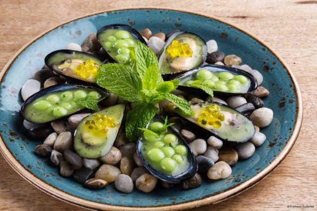 mejillones-con-guisantes-en-salsa-verde