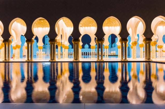 A Mesquita Sheikh Zayed ganha outras feições à noite, quando o clima está mais ameno para passeios ao ar livre. A Mesquita é a única na cidade que pode ser visitada por turistas A Mesquita Sheikh Zayed ganha outras feições à noite, quando o clima está mais ameno para passeios ao ar livre. A Mesquita é a única na cidade que pode ser visitada por turistas