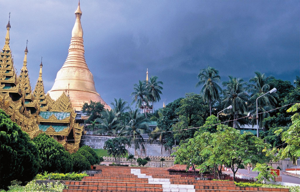 O templo de Shwedagon, em Yangon, cinco anos atr&aacute;s