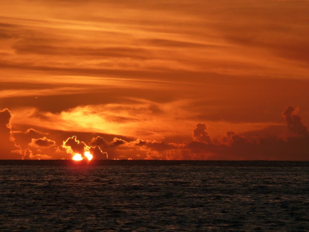 Pôr do sol sobre as águas do Pacífico Sul Pôr do sol sobre as águas do Pacífico Sul