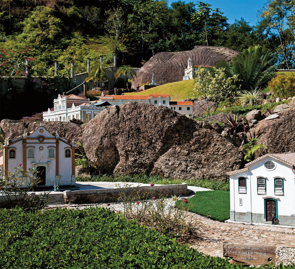 R&eacute;plicas no parque Miniestrada Real, em Paraty, Rio de Janeiro