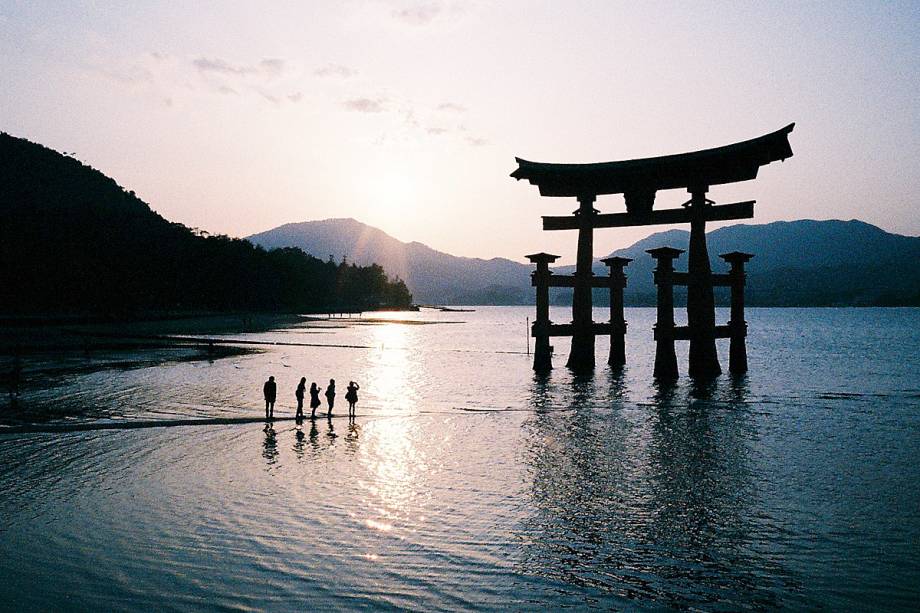 “Portal flutuante”, torii na ilha de Itsukushima (também conhecida como Miyajima)