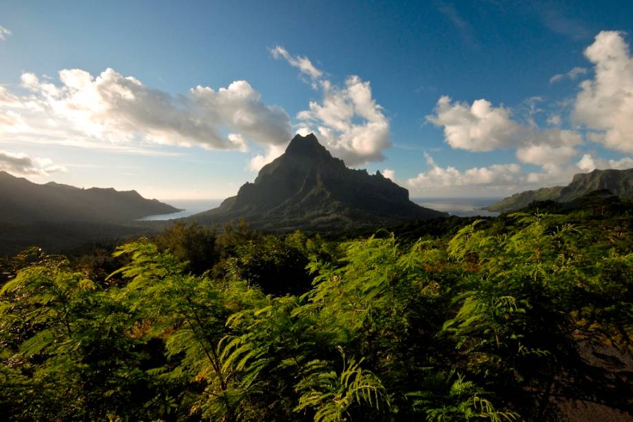 O Monte Rotui, na ilha de Moorea, é um popular passeio para quem está hospedado no Tahiti O Monte Rotui, na ilha de Moorea, é um popular passeio para quem está hospedado no Tahiti