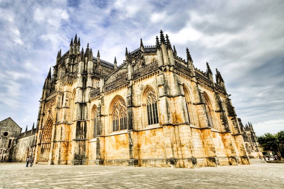 A movimentação de Batalha gira em torno do impressionante Mosteiro de Santa Maria da Vitória, Patrimônio Histórico pela Unesco, também conhecido como Mosteiro da Batalha (foto). Não é preciso ser especialista em arquitetura para notar a influência gótica que está em cada detalhezinho dessa construção do século 14.  <a href="https://www.booking.com/searchresults.pt-br.html?aid=332455&sid=605c56653290b80351df808102ac423d&sb=1&src=searchresults&src_elem=sb&error_url=https%3A%2F%2Fwww.booking.com%2Fsearchresults.pt-br.html%3Faid%3D332455%3Bsid%3D605c56653290b80351df808102ac423d%3Bcity%3D-2170637%3Bclass_interval%3D1%3Bdest_id%3D-2157508%3Bdest_type%3Dcity%3Bdtdisc%3D0%3Bfrom_sf%3D1%3Bgroup_adults%3D2%3Bgroup_children%3D0%3Binac%3D0%3Bindex_postcard%3D0%3Blabel_click%3Dundef%3Bno_rooms%3D1%3Boffset%3D0%3Bpostcard%3D0%3Braw_dest_type%3Dcity%3Broom1%3DA%252CA%3Bsb_price_type%3Dtotal%3Bsearch_selected%3D1%3Bsrc%3Dsearchresults%3Bsrc_elem%3Dsb%3Bss%3DAlcoba%25C3%25A7a%252C%2520Regi%25C3%25A3o%2520do%2520Centro%252C%2520Portugal%3Bss_all%3D0%3Bss_raw%3DAlcoba%25C3%25A7a%3Bssb%3Dempty%3Bsshis%3D0%3Bssne_untouched%3DNazar%25C3%25A9%26%3B&ss=Batalha%2C+Regi%C3%A3o+do+Centro%2C+Portugal&ssne=Alcoba%C3%A7a&ssne_untouched=Alcoba%C3%A7a&city=-2157508&checkin_monthday=&checkin_month=&checkin_year=&checkout_monthday=&checkout_month=&checkout_year=&group_adults=2&group_children=0&no_rooms=1&from_sf=1&ss_raw=Batalha&ac_position=0&ac_langcode=xb&dest_id=-2159606&dest_type=city&place_id_lat=39.65806&place_id_lon=-8.82465&search_pageview_id=804d7c599752036d&search_selected=true&search_pageview_id=804d7c599752036d&ac_suggestion_list_length=5&ac_suggestion_theme_list_length=0" target="_blank" rel="noopener"><em>Busque hospedagens em Batalha</em></a>