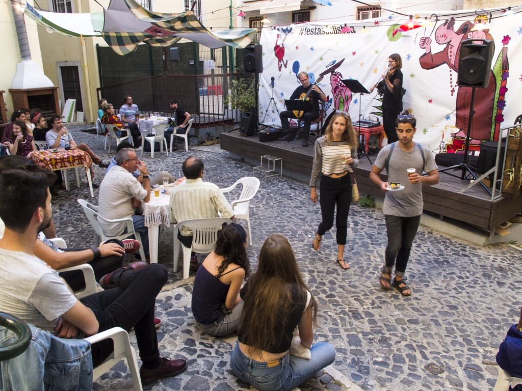 Curtir um som no pátio da Associação é um ótimo programa para um fim de tarde de sábado (Foto: Ora, Pois!)