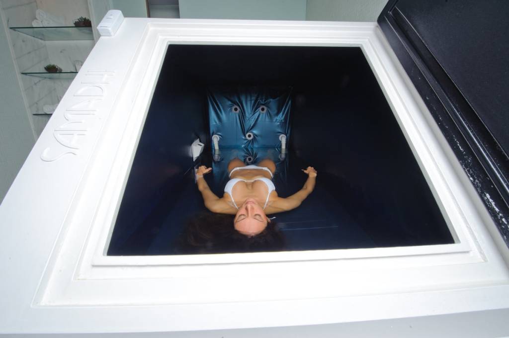 A experiência de flutuação é também de autoconhecimento, é preciso se fechar no tanque e se isolar do mundo A experiência de flutuação é também de autoconhecimento, é preciso se fechar no tanque e se isolar do mundo